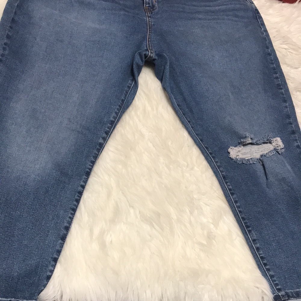 LEVI’S Women’s Medium Wash DISTRESSED ANKLE Cropped Jeans Sz 18 - Picture 13 of 15